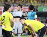 　前半、ＰＫの判定に主審に抗議する福岡・安藤智哉（中央）。手前右は柏・細谷真大（撮影・吉澤敬太）