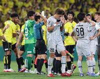 　喜ぶ柏イレブンを背に肩を落とす福岡・安藤智哉（中央）＝撮影・吉澤敬太