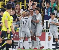 　前半、先制ゴールを決めた上島拓巳（中央）に抱きつく福岡・安藤智哉（同右）＝撮影・吉澤敬太