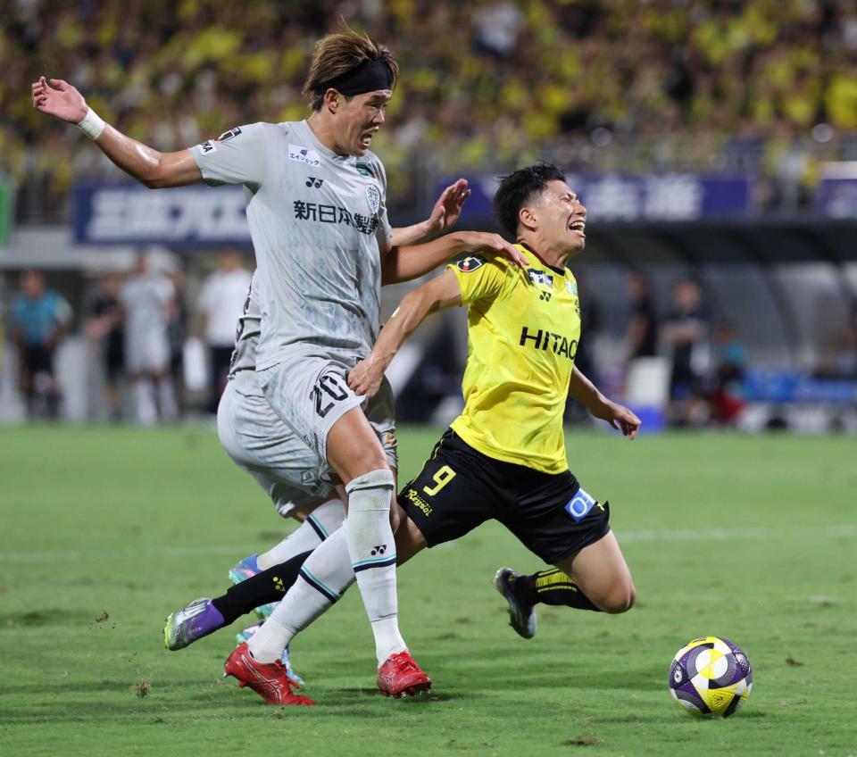 　後半、福岡・安藤（左）に倒され、ＰＫを得る柏・細谷（撮影・吉澤敬太）