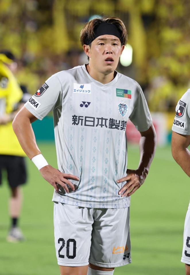 　柏に敗れ肩を落とす福岡・安藤智哉（中央）＝８月３１日