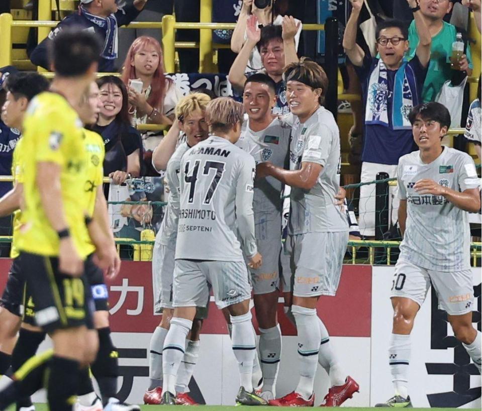 　前半、先制ゴールを決めた上島拓巳（中央）に抱きつく福岡・安藤智哉（同右）＝撮影・吉澤敬太