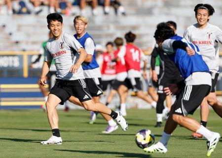 　メキシコ戦へ向け、調整する遠藤（左）ら＝オークランド近郊（共同）