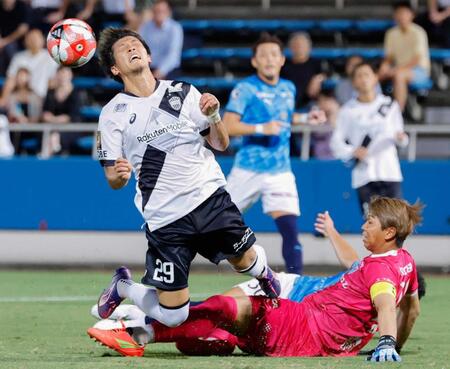 　後半、ゴール前で激しく競り合う神戸・小松（左）と横浜ＦＣのＧＫ市川