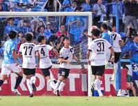 　後半、ゴール前の混戦で横浜ＦＣに先制点を許す神戸イレブン
