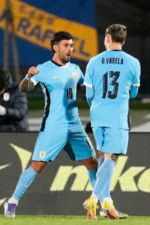 　ペルー戦でゴールを喜ぶウルグアイのデアラスカーエタ（左）＝モンテビデオ（ＡＰ＝共同）