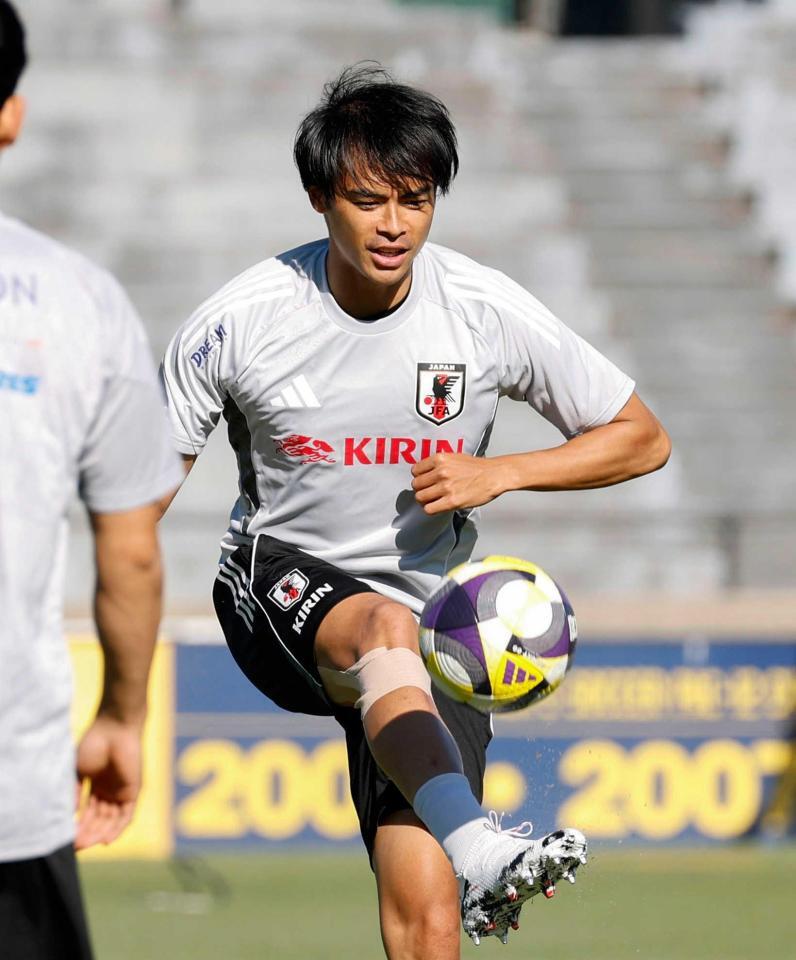 　メキシコ戦へ向け、調整する三笘（共同）