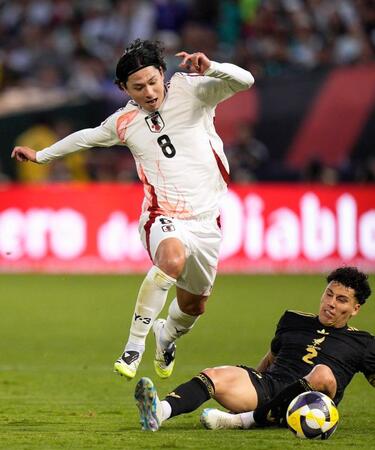 　前半、競り合う南野（８）＝共同