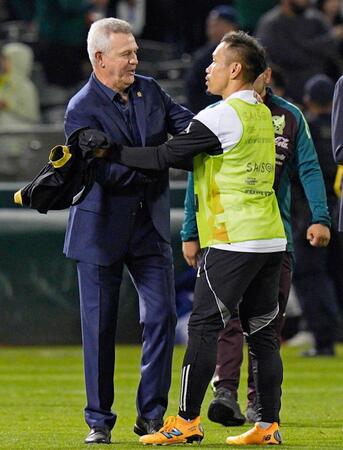 　試合を終え、長友をねぎらうメキシコのアギーレ監督（左）＝共同