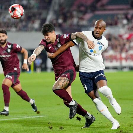 　前半、競り合う神戸・トゥーレル（左）と横浜ＦＣ・桜川