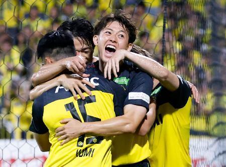 　柏-横浜Ｍ　試合終了間際、決勝ゴールを決め、大喜びの柏・戸嶋（右）＝三協Ｆ柏