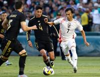 　前半、競り合う三笘（右）＝共同