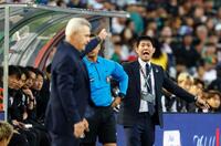 　前半、指示を出す森保監督（右）＝共同