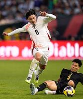 　前半、競り合う南野（８）＝共同