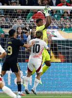 　前半、セーブするＧＫ鈴木彩（右上）＝共同