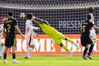 　後半、セーブするＧＫ鈴木彩（中央）＝共同