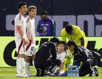 　後半、ピッチに座り込む板倉（右下）＝共同