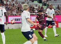 　後半、ゴールを狙う神戸・グスタボクリスマン