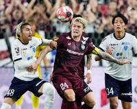 　前半、競り合う横浜ＦＣ・新保（左）と神戸・酒井（中央）