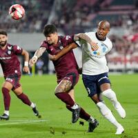 　前半、競り合う神戸・トゥーレル（左）と横浜ＦＣ・桜川