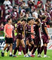 　準決勝進出を逃し、肩を落とす神戸イレブン