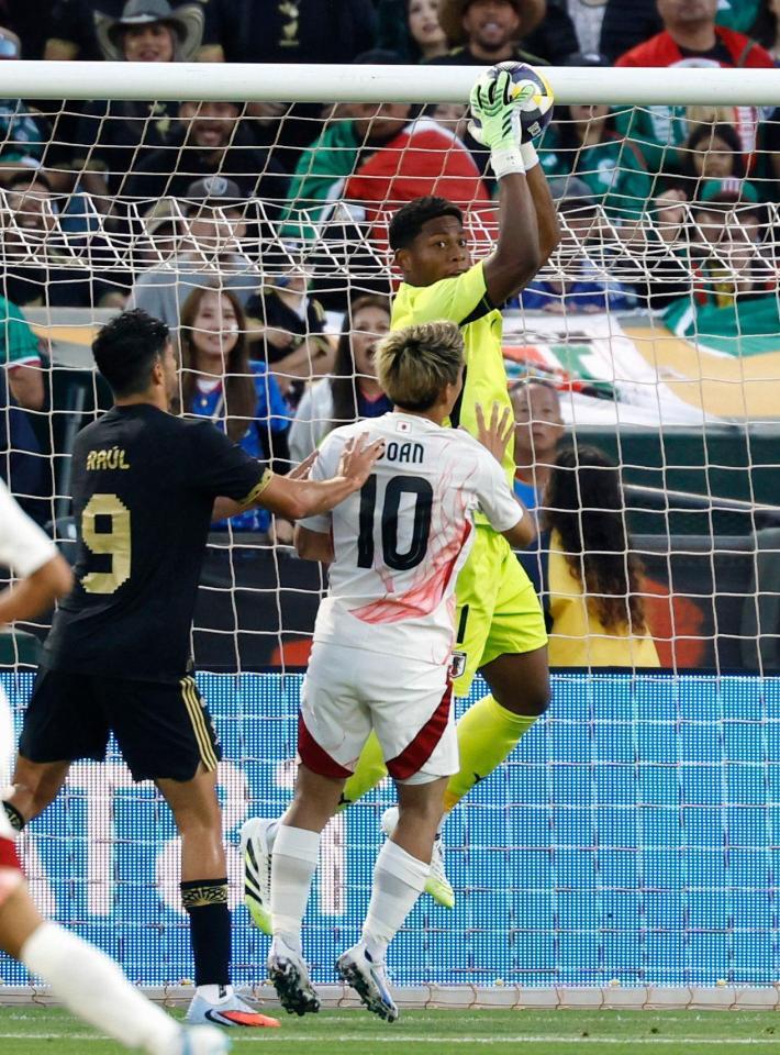 　前半、セーブするＧＫ鈴木彩（右上）＝共同