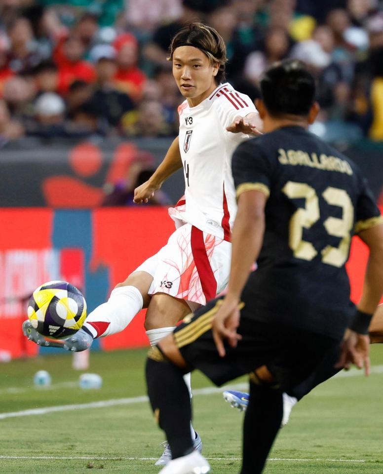 　前半、パスを出す板倉（共同）