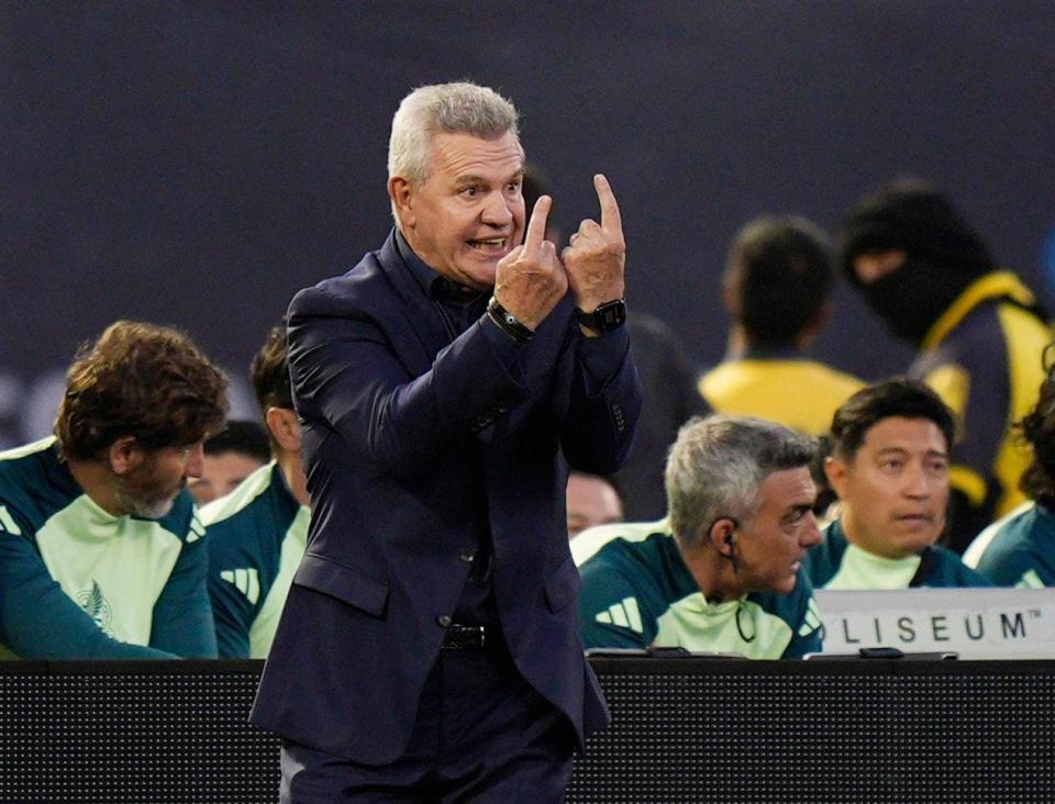 　前半、指示を出すメキシコのアギーレ監督（共同）