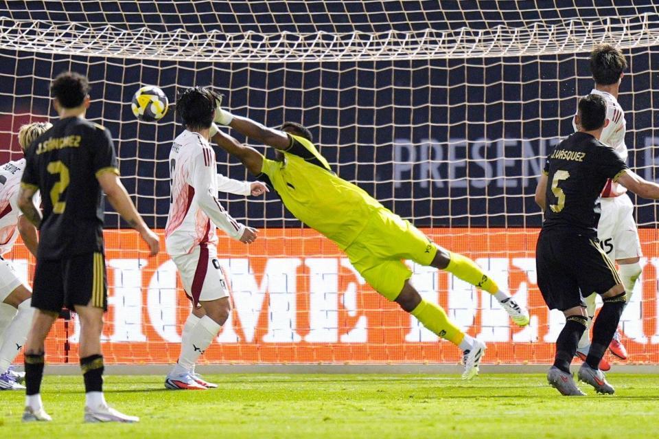 　後半、セーブするＧＫ鈴木彩（中央）＝共同