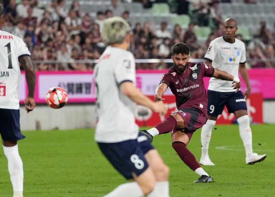 　後半、ゴールを狙う神戸・グスタボクリスマン