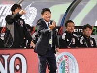 　前半、指示を出す森保監督　