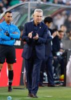 　前半、試合を見守るメキシコのアギーレ監督