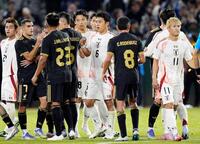 　メキシコと引き分け、健闘をたたえ合う遠藤（中央）ら