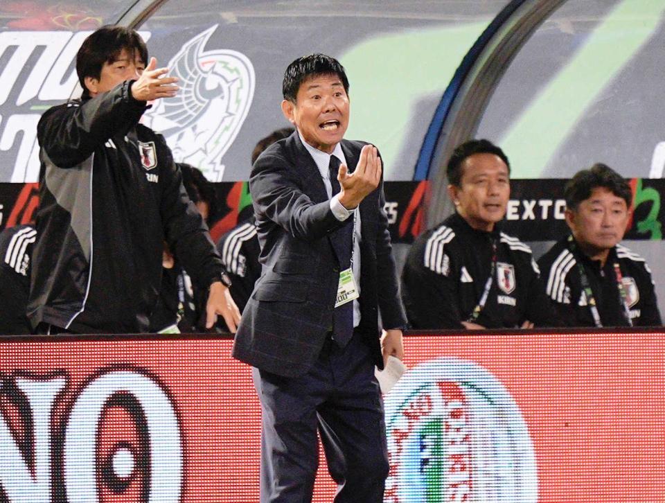 　前半、指示を出す森保監督　