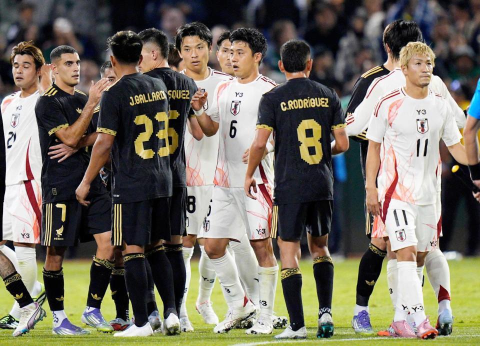 　メキシコと引き分け、健闘をたたえ合う遠藤（中央）ら
