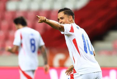 　チーム４点目のゴールを決め喜ぶイタリアのラスパドーリ＝８日（ロイター＝共同）