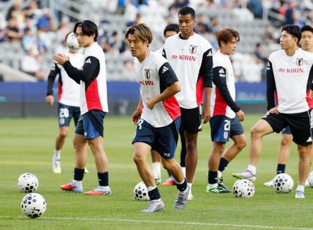 　米国戦を前に、ウオーミングアップする小川（手前）ら日本代表（共同）