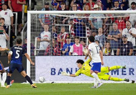 　前半、米国に先制ゴールを決められる日本。ＧＫ大迫（共同）