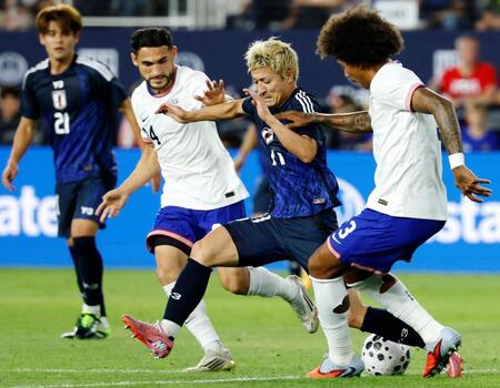 　前半、攻め込む前田（右から２人目）＝共同