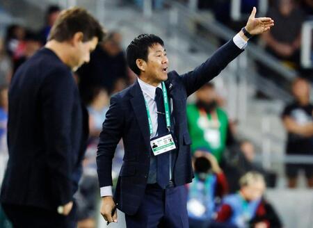 　前半、指示を出す森保監督（共同）