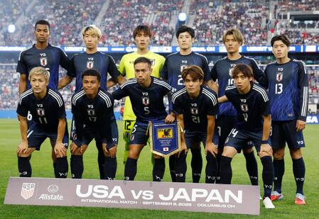 　米国戦に臨む日本代表イレブン。（前列左から）前田、藤田、長友、佐野海、伊東、（後列左から）望月、関根、ＧＫ大迫、荒木、小川、鈴木唯（共同）