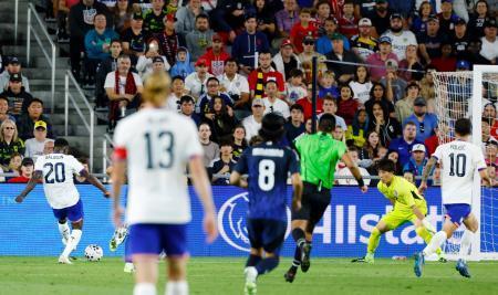 　日本-米国　後半、米国のバログン（２０）に２点目のゴールを決められる日本。ＧＫ大迫＝コロンバス（共同）