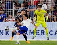 　前半、米国に先制ゴールを決められる日本。ＧＫ大迫（共同）