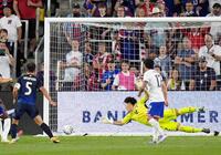 　前半、米国に先制ゴールを決められる日本。ＧＫ大迫（共同）