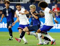 　前半、攻め込む前田（右から２人目）＝共同