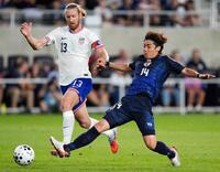 　前半、ゴールに迫る伊東（右）＝共同