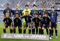 　米国戦に臨む日本代表イレブン。（前列左から）前田、藤田、長友、佐野海、伊東、（後列左から）望月、関根、ＧＫ大迫、荒木、小川、鈴木唯（共同）