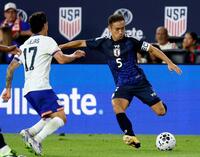 　前半、攻め込む長友（右）＝共同