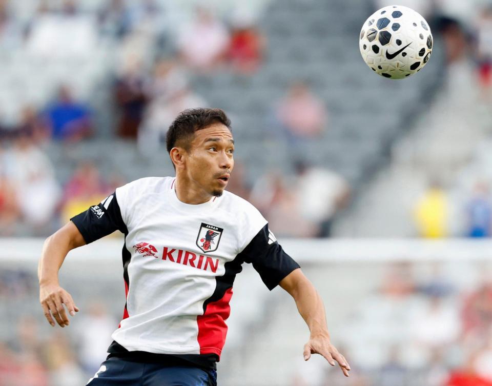 　米国戦を前に、ウオーミングアップする長友（共同）