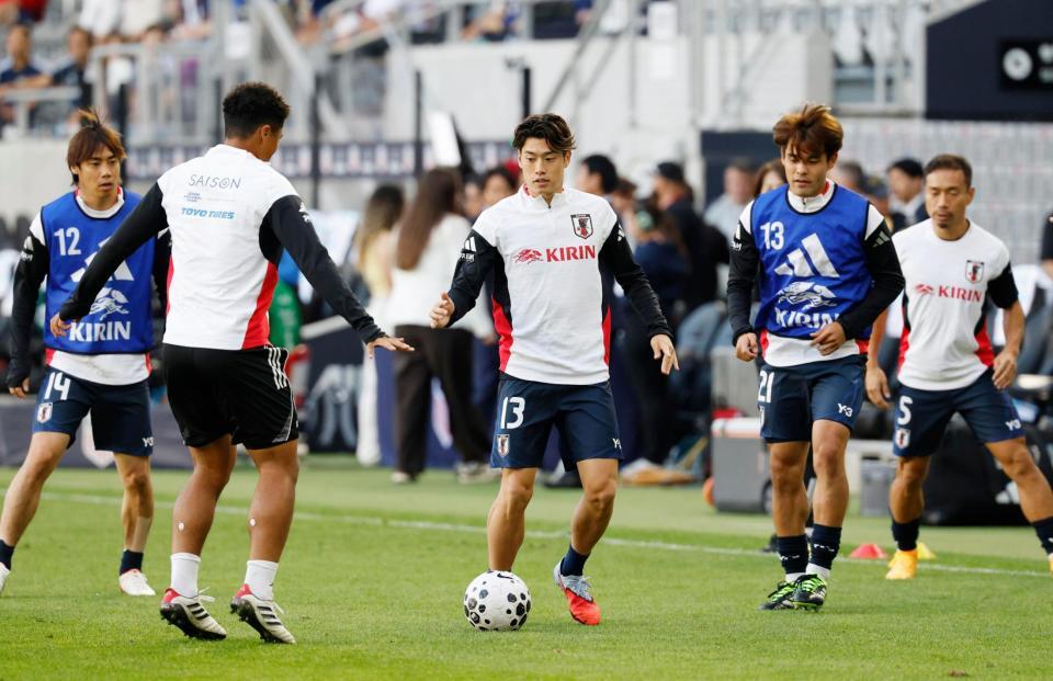 　米国戦を前に、ウオーミングアップする鈴木唯（中央）ら日本代表（共同）